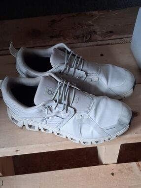 7.5 On Cloud 6 Womens Sneakers — Off-White/Ivory